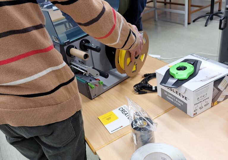Lärare monterar märkning i skrivaren